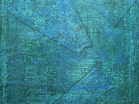 タイトル：「青い形象（大）」　2021年制作 技法　　：漆、木に漆塗り サイズ　：横31.7×奥行2.0×高さ42.0cm