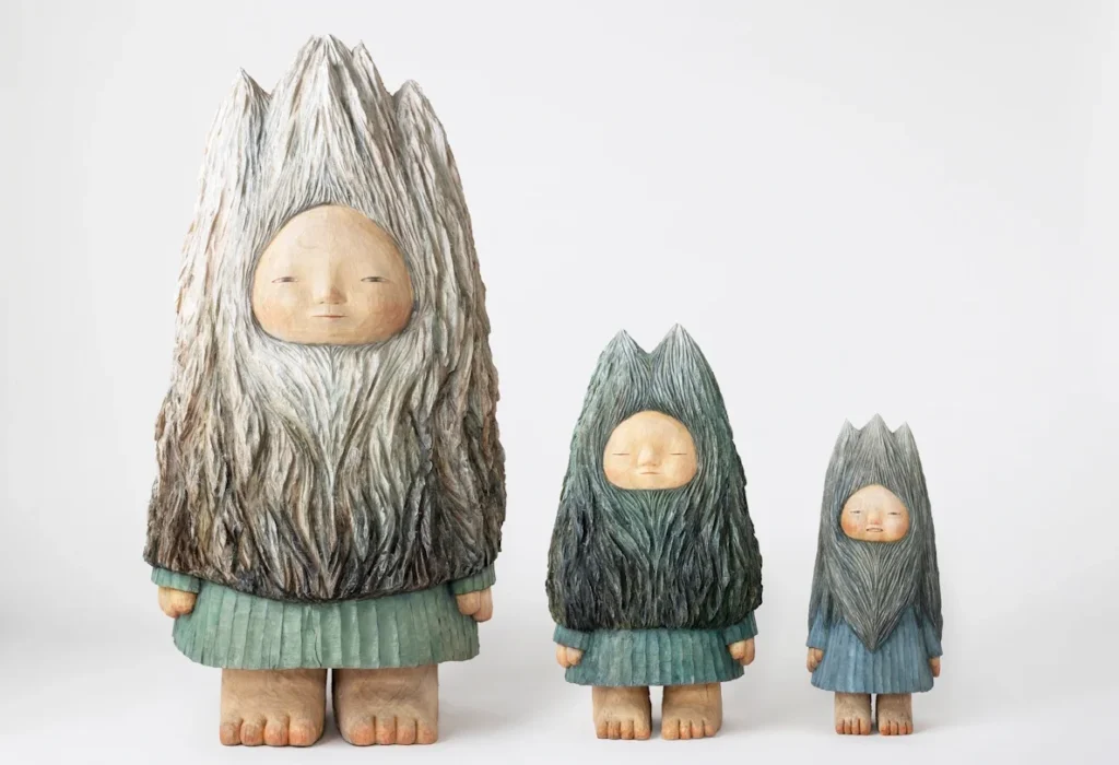 （左）： 「Haze」 2025年 楠、油彩 H118x60x57cm （中央）：　「Drift」　2025年 楠、油彩 H67x35x31cm （右）： 「Still」2025年 楠、油彩　H52x23x23cm