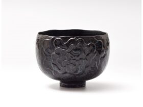 「青根来　鎌倉彫　唐花茶碗」高さ9.4㎝×径12.5cm　栃