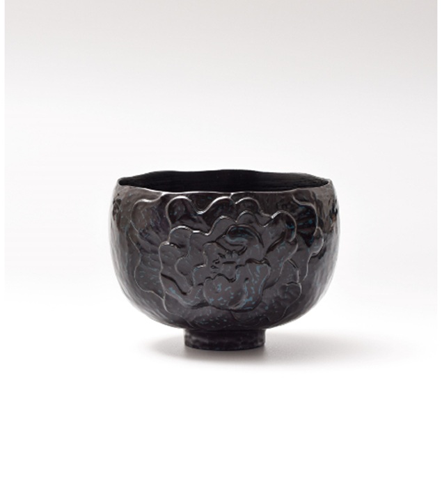 「青根来 鎌倉彫 唐花茶碗」高さ9.4㎝×径12.5cm 栃