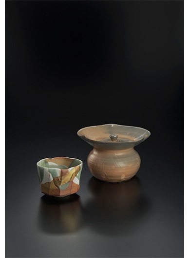 左：「青磁釉流シ金彩茶盌」
右：「紅鹿背宝袋形水指」