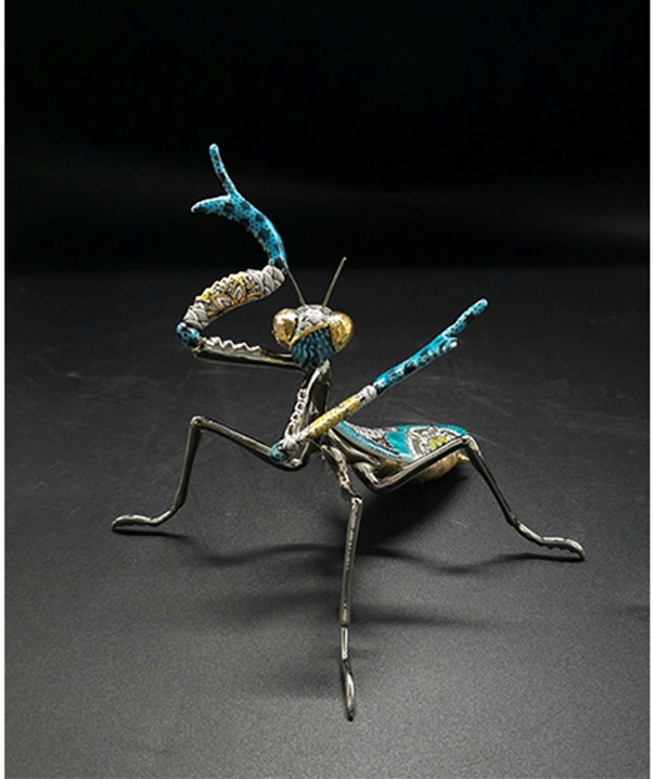 「線描色絵金彩カマキリ」（13×13×H15㎝）