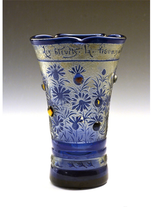 エミール・ガレ
「矢車菊文詩入花器」
1891年
H.21cm
カボション、ペルルメタリック