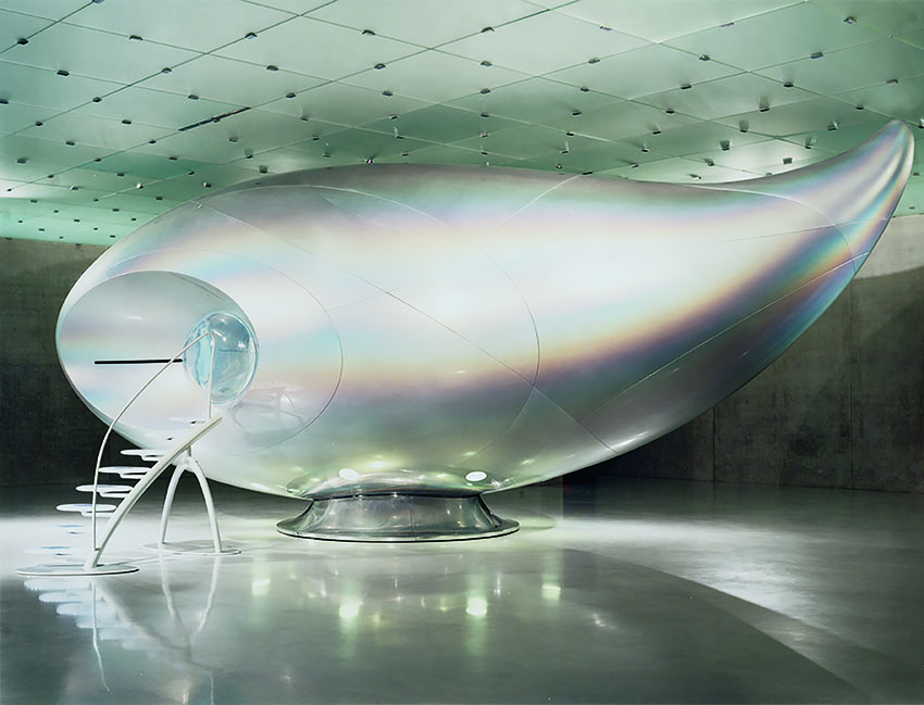 森万里子《Wave UFO》1999-2002年 脳波インターフェース、ビジョンドーム、プロジェクター、コンピュータシステム、グラスファイバー、テクノジェル®、アクリル、カーボンファイバー、アルミニウム、マグネシウム 528×1134×493cm 展示風景：「森万里子：Wave UFO」ブレゲンツ美術館（オーストリア）2003年 撮影：リチャード・リーロイド