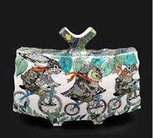 線描色絵金彩花器「みんなで自転車でお出かけ」 幅26×奥7×高23cm