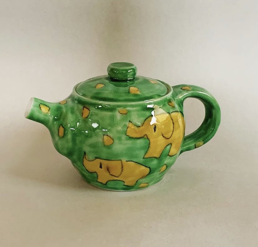 タイトル：ティーポット「きみどりぞうさん」
技法素材：磁器・ガラス絵の具、ロクロ制作・上絵
サイズ　：胴体直径9㎝×高さ9㎝(蓋のつまみまで)