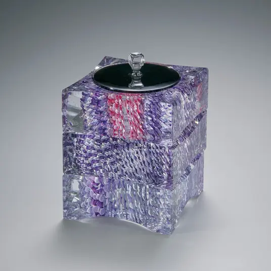 日本工芸会総裁賞　諸工芸=硝子重箱「織花」（がらすじゅうばこ「おりばな」）和泉香織