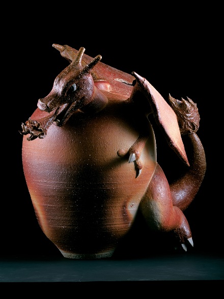 桝本佳子《リザードン/信楽壷》2022年 個人蔵
撮影 斎城卓