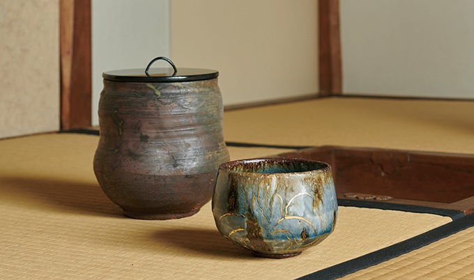 「萬古灰紺釉窯変菖蒲茶盌」径11.4×高さ8.0cm
「萬古窯変一重口水指」幅14.7×奥行14.4×高さ16.4cm