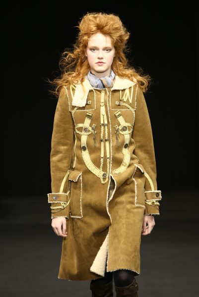 2006-07秋冬コレクション 「GAZELLE D’OR」より
フランス衛兵隊（ガルド・フランセーズ）の宮廷制服を起点に、
階級と秩序の象徴であった服飾言語を、現代の身体へと再編集した作品。