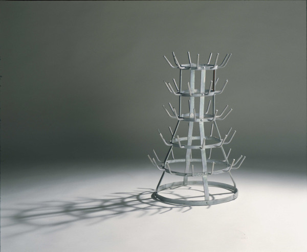 マルセル・デュシャン《瓶乾燥器》1914/1964年、瓶乾燥器（鉄）、H64.2cm、京都国立近代美術館蔵 ©Association Marcel Duchamp/ADAGP, Paris & JASPAR, TOKYO, 2025 E6060