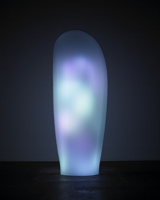 森万里子《トムナフーリ》2006年 ガラス、ステンレス鋼、LED、リアルタイム制御システム 327.4×115.3×39.6cm 撮影：リチャード・リーロイド