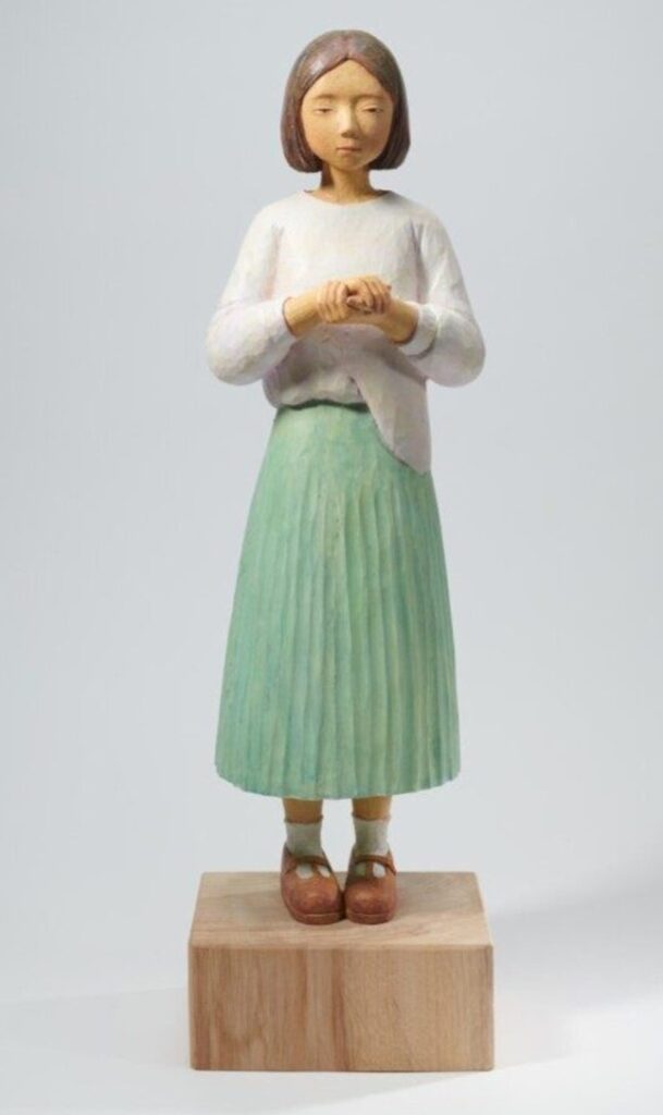 そっとつかまえる H63.5 × W18.5 × D16 ㎝ 樟・アクリル絵具