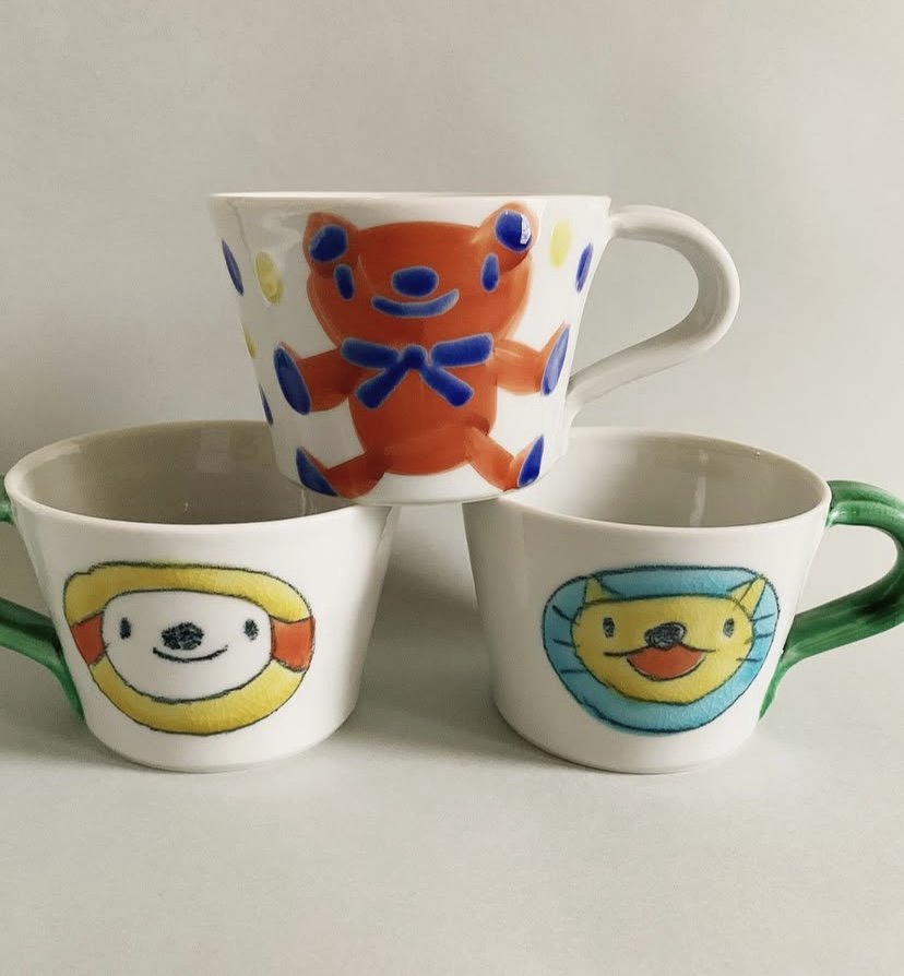 タイトル：ミニマグカップ(上)「赤くまちゃん」、（下2個）「丸紋アニマル」
技法素材：磁器・ガラス絵の具、ロクロ制作・上絵
サイズ　：約径9.5×高さ6.5㎝