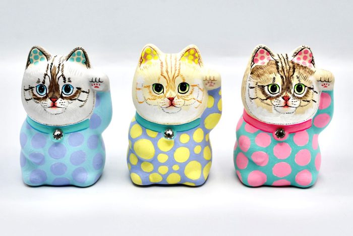 「招き猫・ミズタマ」

アクリル絵具、陶、ラインストーン

高約100ｍｍ