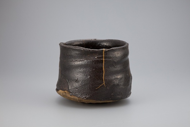 瀬戸黒茶碗　銘花ノ木　荒川豊蔵作　　当館蔵