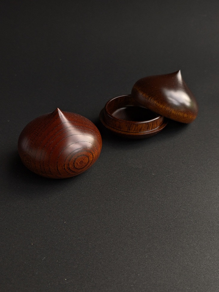 タイトル：「くり」
技法素材：欅・水目桜・漆、拭き漆
サイズ　：約幅5.5×奥行5.5×高さ4.5cm