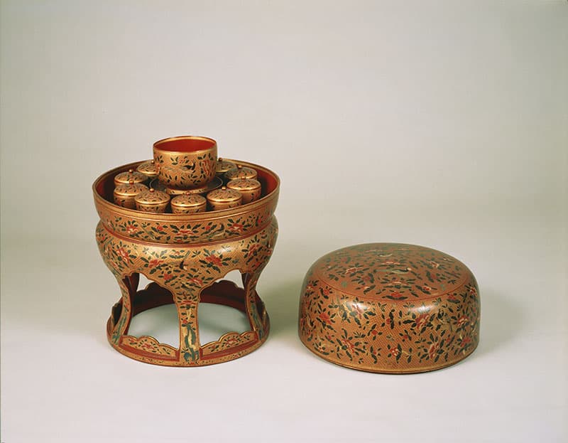 重要文化財　花鳥七宝繋文密陀絵沈金御供飯　琉球16～17世紀　徳川美術館蔵