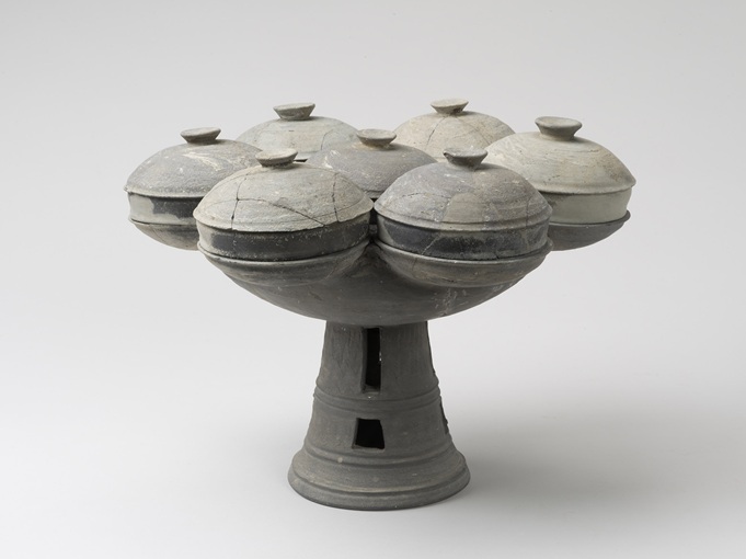 台付七連杯 だいつきななれんぱい
名古屋市池下古墳出土
愛知県猿投窯産
古墳時代後期(6世紀前葉)
名古屋市博物館蔵