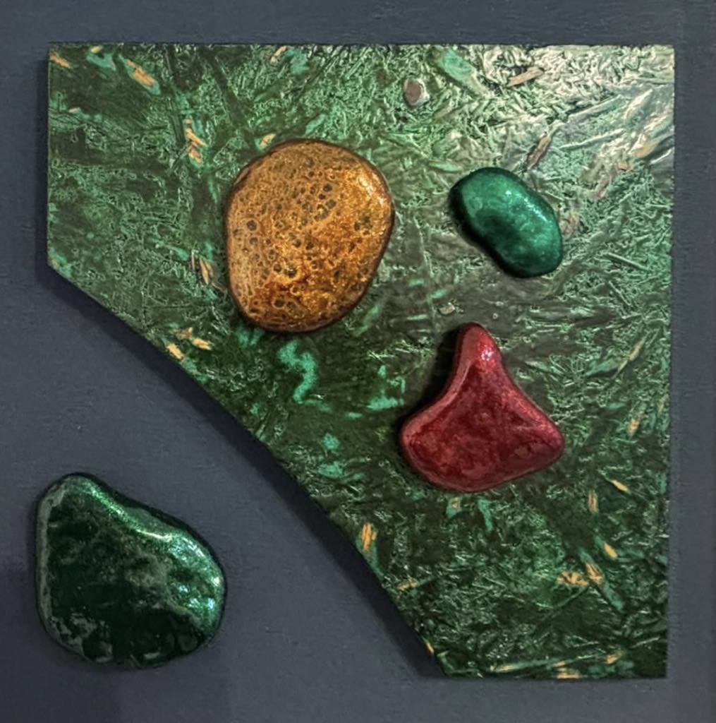 タイトル：「音色C」　2024年制作
技法　　：木と石に漆塗り
サイズ　：横32.0×奥行3.5×高さ32.0cm