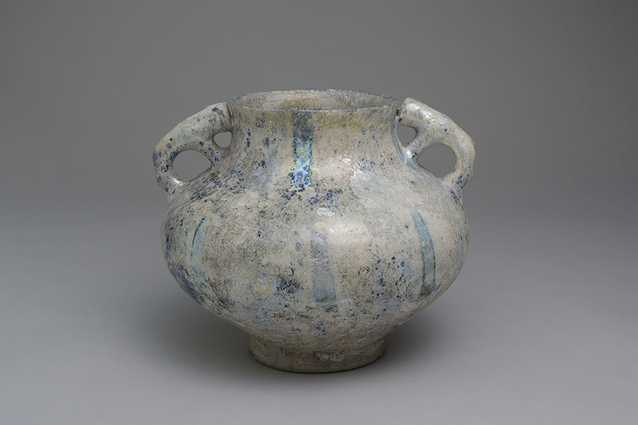 《ペルシア　白地藍彩双獣把手壺》　12世紀　アサヒグループ大山崎山荘美術館蔵