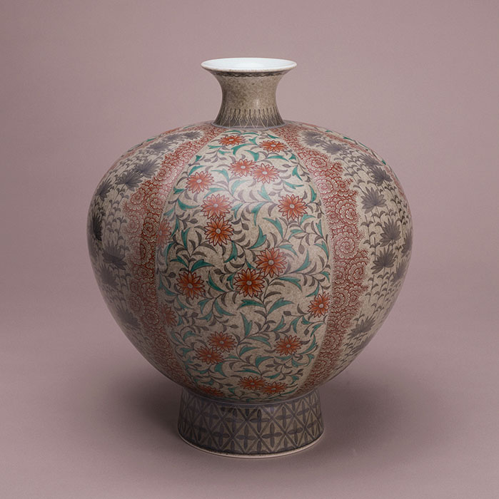 十三代 今泉今右衛門 「色絵薄墨草花更紗文花瓶」 1994年