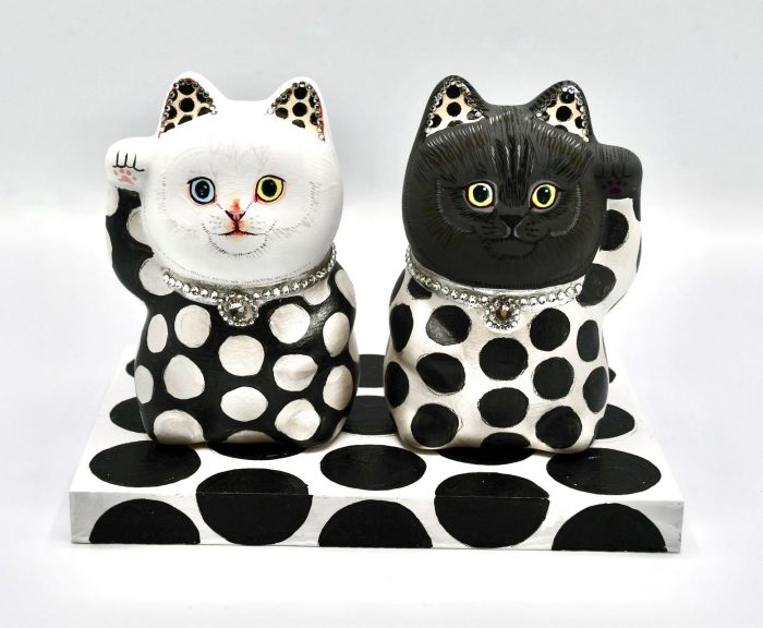 「招き猫・白と黒」

アクリル絵具、陶、ラインストーン、プラチナ箔

高約100ｍｍ