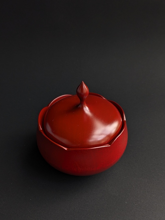 タイトル：花ボンボニエール
技法素材：水目桜、拭き漆
サイズ　：約径9.5×高さ11.5cm