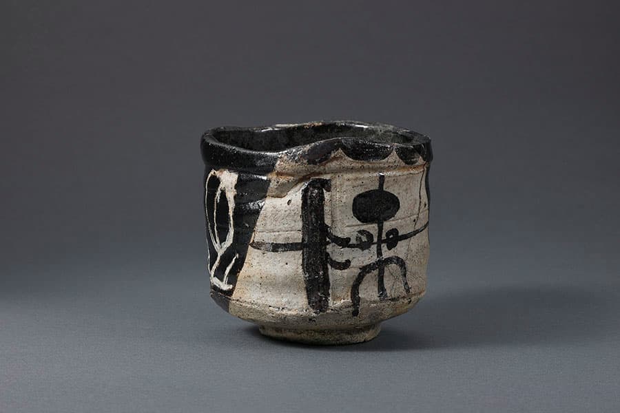 重要文化財　織部筒茶碗　銘 冬枯　岡谷家寄贈江戸時代17世紀　徳川美術館蔵