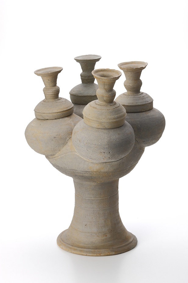 子持蓋付台付四連壺 こもちふたつきだいつきよんれんこ
愛知県指定文化財
豊田市豊田大塚古墳出土 愛知県猿投窯産
古墳時代後期(6世紀)
豊田市博物館蔵