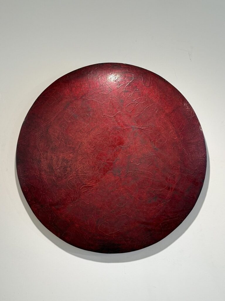 タイトル：「SORA（ルビー）」
技法　　：乾漆び漆塗り
サイズ　：径90.0×奥行6.0cm