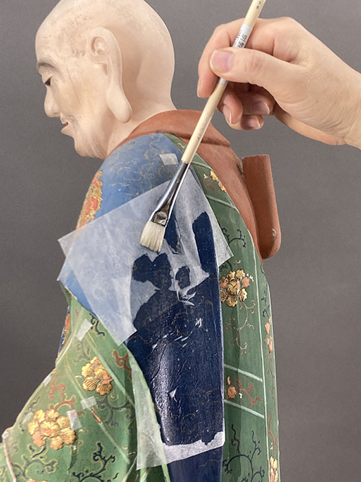 込山真生 「木彫彩色文化財の修復におけるクリーニングと剥落止めの同時作業について」作業風景