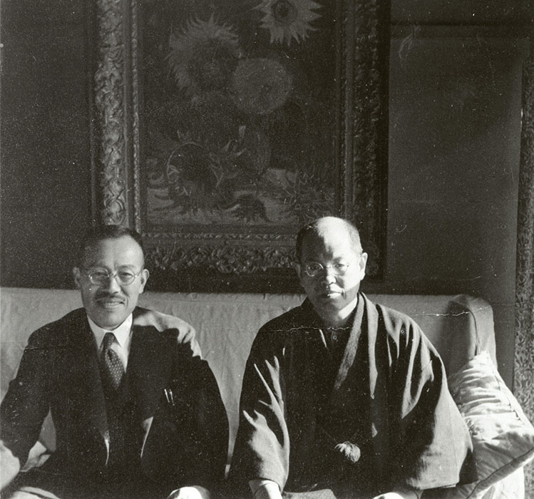 「ゴッホ「向日葵」の前で山本顧弥太と」(右が武者小路実篤)1938年、調布市武者小路実篤記念館蔵