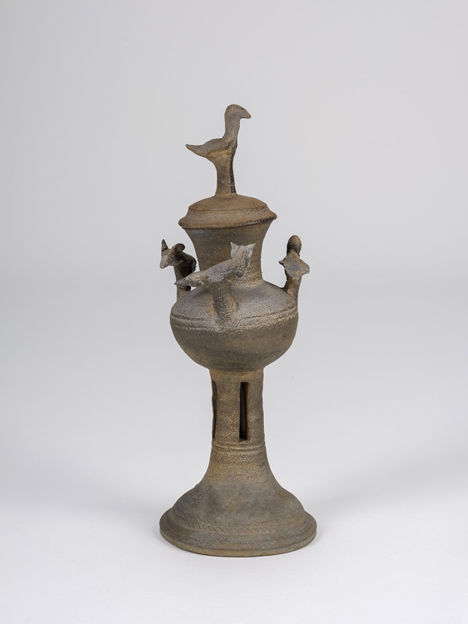 鳥鈕蓋付台付壺 とりちゅうふたつきだいつきつぼ
愛知県指定文化財
岡崎市岩津1号墳出土 愛知県猿投窯産
古墳時代後期~末期(6世紀後葉~7世紀前葉)
岡崎市美術博物館蔵