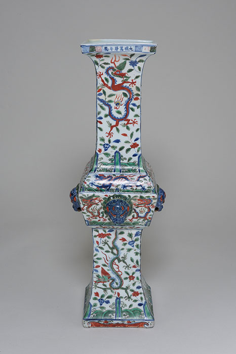 《明　萬暦赤絵花入》　16－17世紀　アサヒグループ大山崎山荘美術館蔵