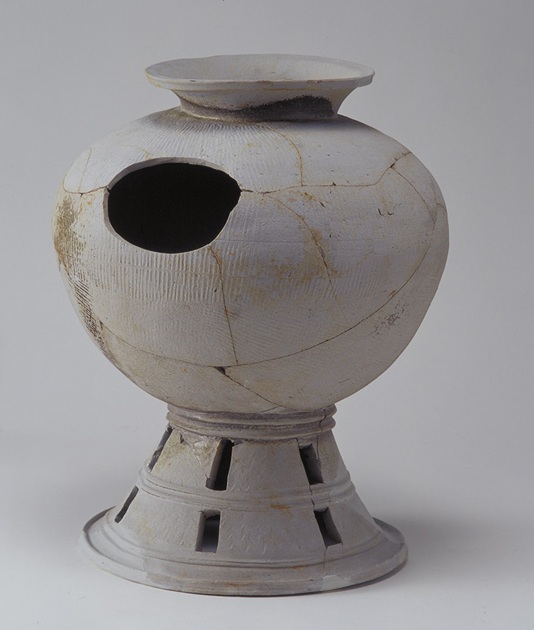 まるまどつきだいつきつぼ
名古屋市志賀公園遺跡出土
愛知県猿投窯産
古墳時代中期(5世紀)
愛知県埋蔵文化財調査センター蔵