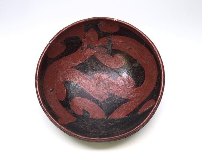 青森県重宝　彩文漆塗り浅鉢形土器　亀ヶ岡遺跡　
青森県立郷土館蔵　風韻堂コレクション