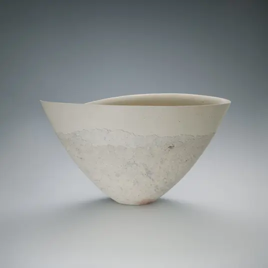 日本工芸会保持者賞　陶芸=備前混淆白泥花器（びぜんこんこうはくでいかき）隠崎隆一