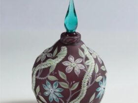 香水瓶「チェルシーの庭」 （直径6.3×高さ10.3cm）