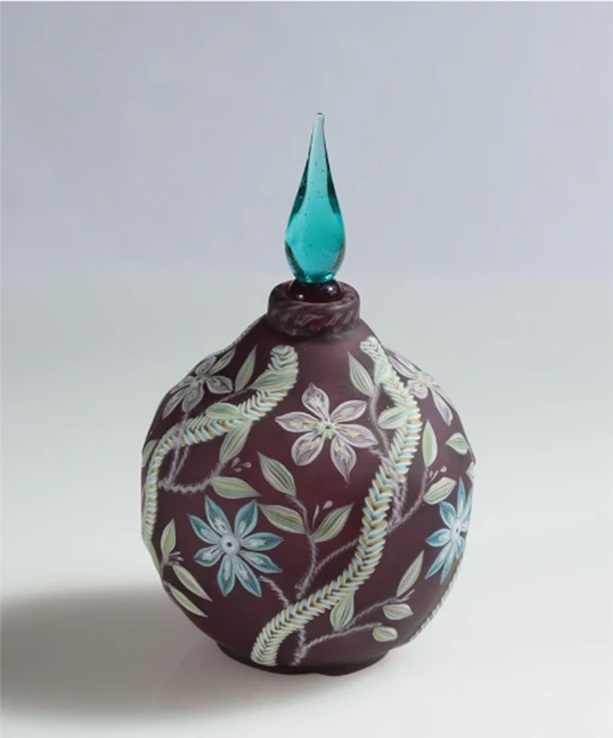 香水瓶「チェルシーの庭」 （直径6.3×高さ10.3cm）