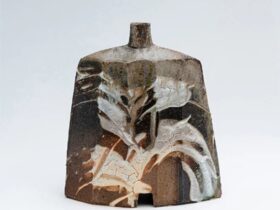 「窯変灰被花器」 （幅25.8×奥行11.8×高さ28.6cm）