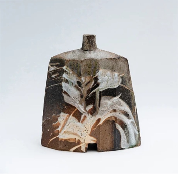「窯変灰被花器」 （幅25.8×奥行11.8×高さ28.6cm）