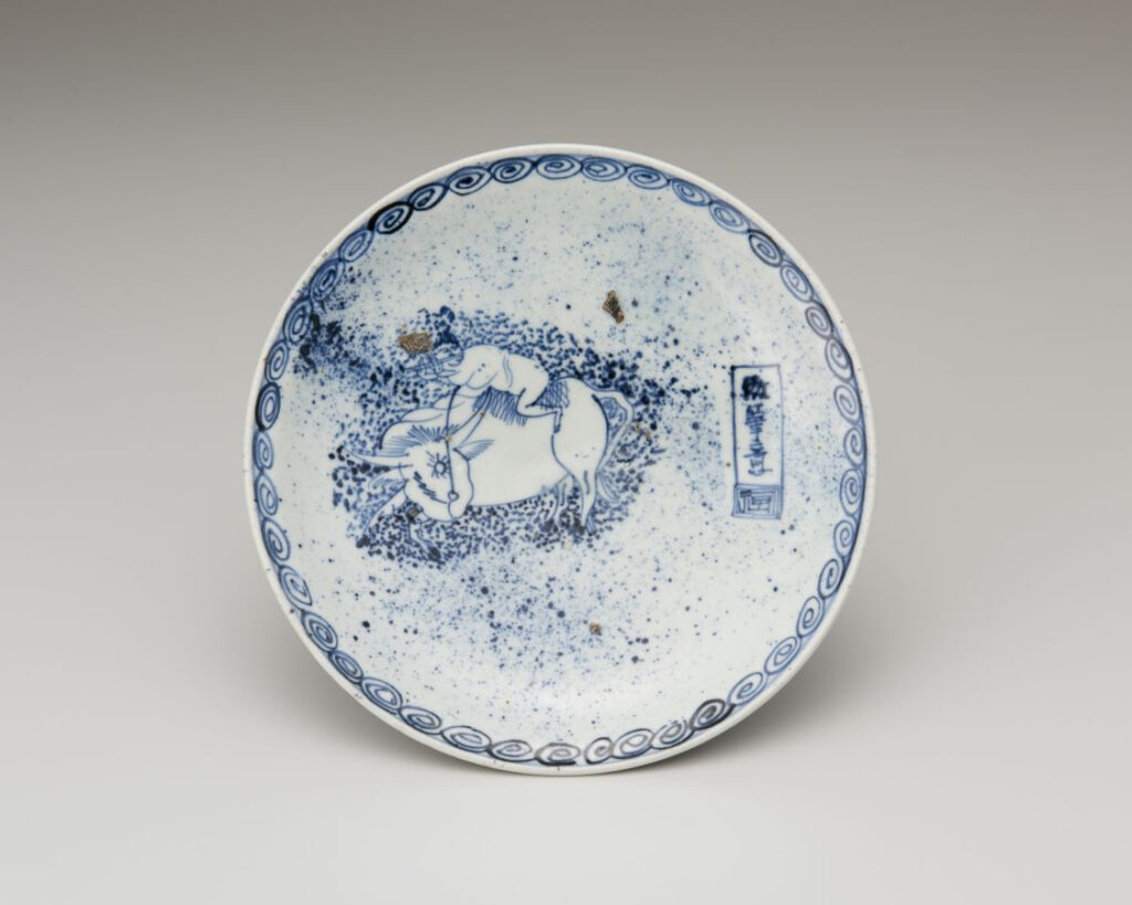 染付騎牛笛童子文皿　1610～1630年代　肥前 有田 公益財団法人今右衛門古陶磁美術館所蔵