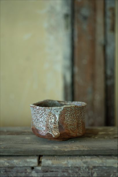  青灰志野茶盌

銘　蒼虎（あおとら） 　　

径14.1×高9.0 