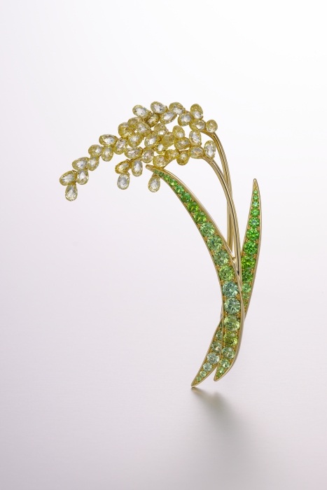 稲穂ブローチ
(18K イエローダイヤモンド、デマントイドガーネット)