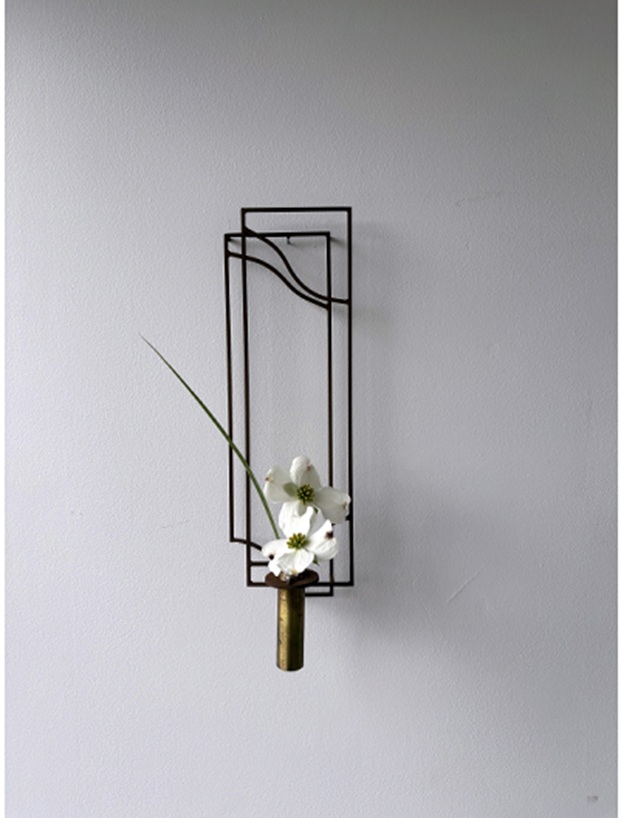 「侘び」と「錆び」の花器　H30×W10×D10cm　鉄・真鍮・錆
