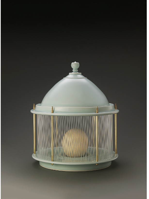 「青白磁大籠」　H49.5×W42.6×D42.6cm　磁土・金属