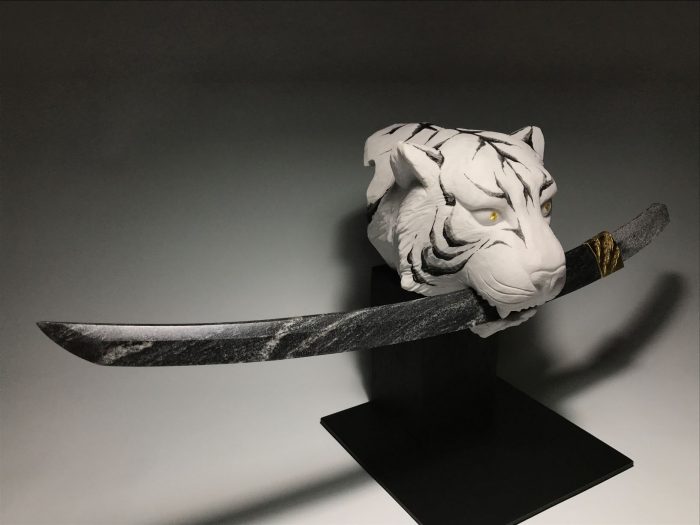 浅香　弘能 KABUKIMON －The Rock －猛虎－ 29.0×57.0×20.0cm 石彫