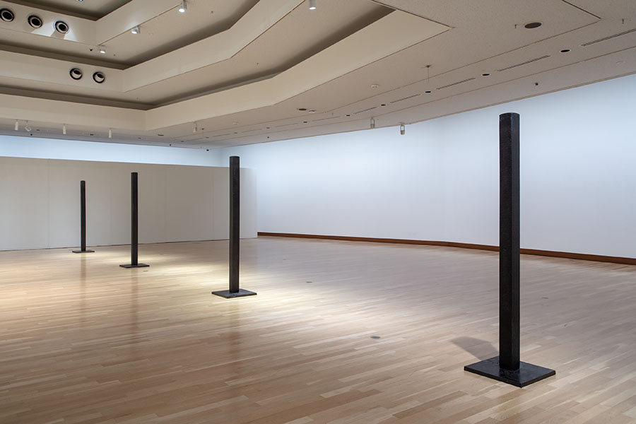 多和圭三《無題》 1999年　鉄／4点組　各h.198.0、47.5×47.5cm　目黒区美術館蔵　photo:山本糾