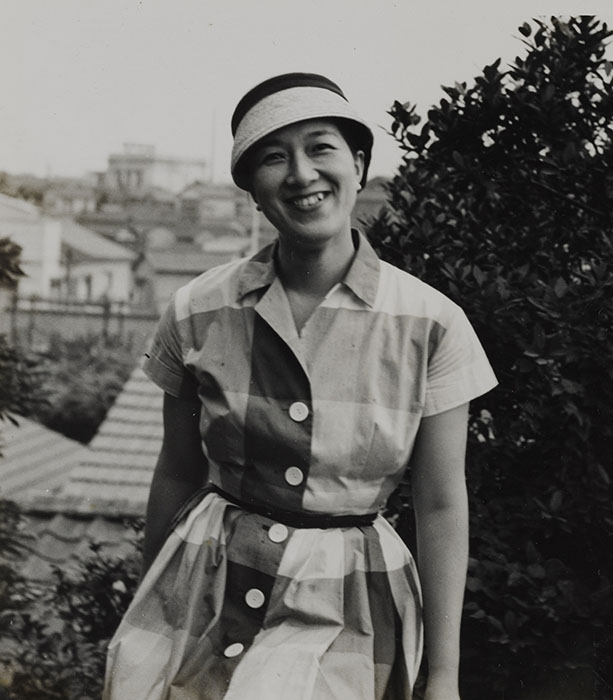 ワンピースにクロッシェを合わせた装いで 1956年